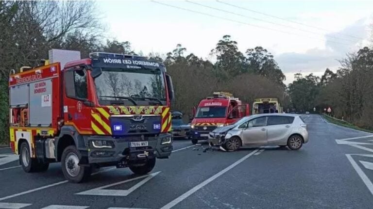 Colisión entre dos turismos en la carretera de Bertamiráns a Negreira