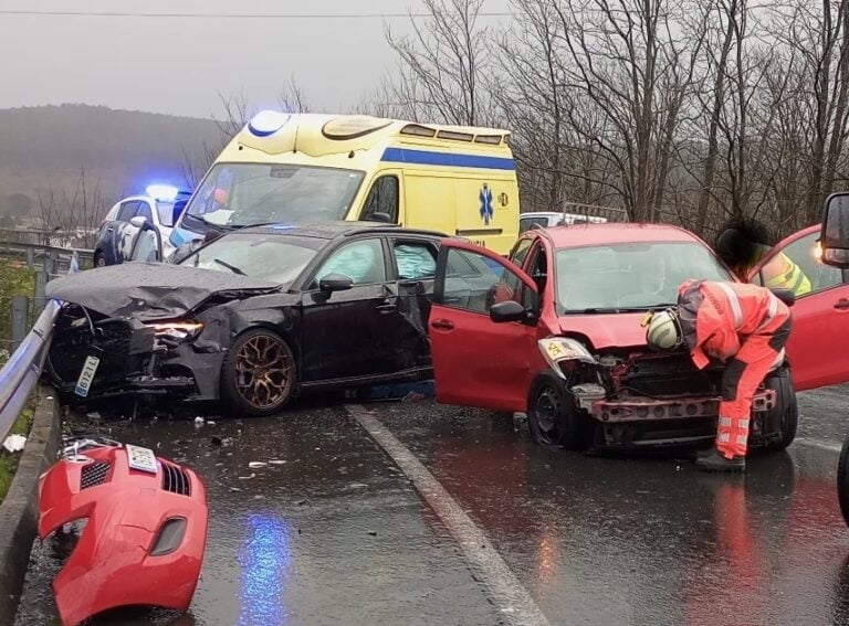 Cinco personas heridas tras colisionar dos coches en Padrón