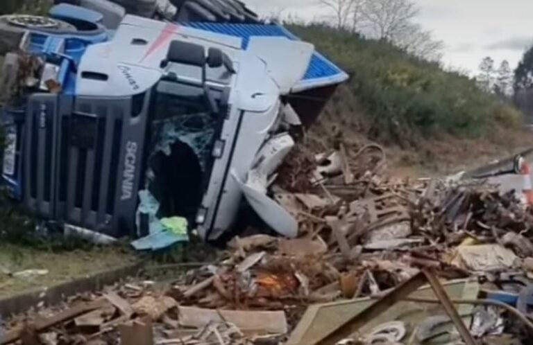 Un camión vuelca en la AP-9 a la altura de Santiago y provoca largas retenciones