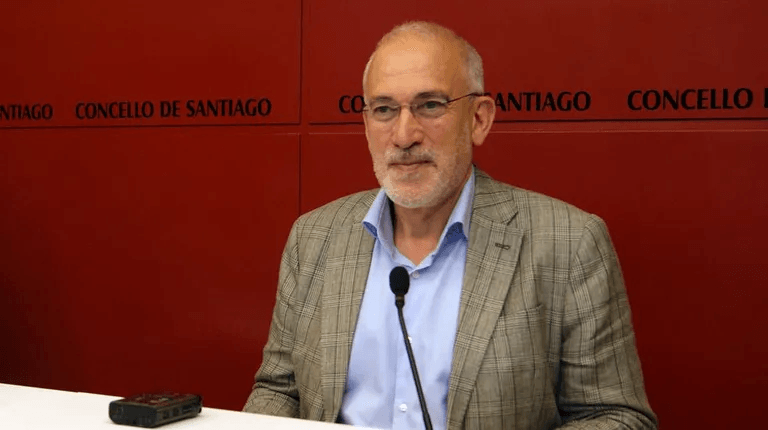A presión do PSOE logra que o goberno compostelán atrase a entrada en vigor da taxa turística