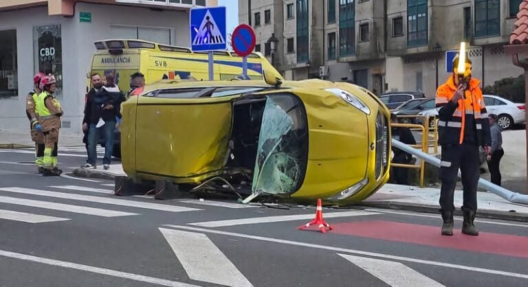 Un coche vuelca en la avenida da Maía de Bertamiráns y deja dos heridos