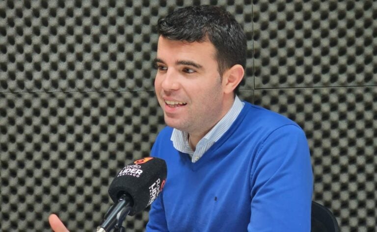 Gonzalo Louzao, alcalde da Estrada: «O 80 % do meu tempo dedícollo a atender aos veciños»