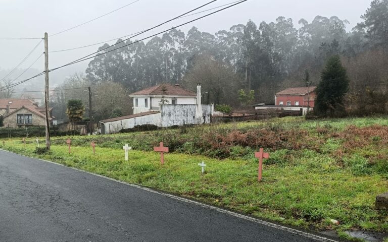 Cruces reclamando beirarrúas e pasos de peóns en Casas do Monte (Laraño)