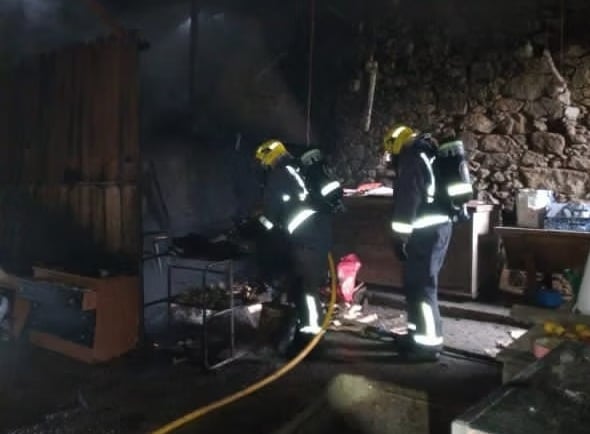 Una mujer herida en el incendio de una vivienda en Melide