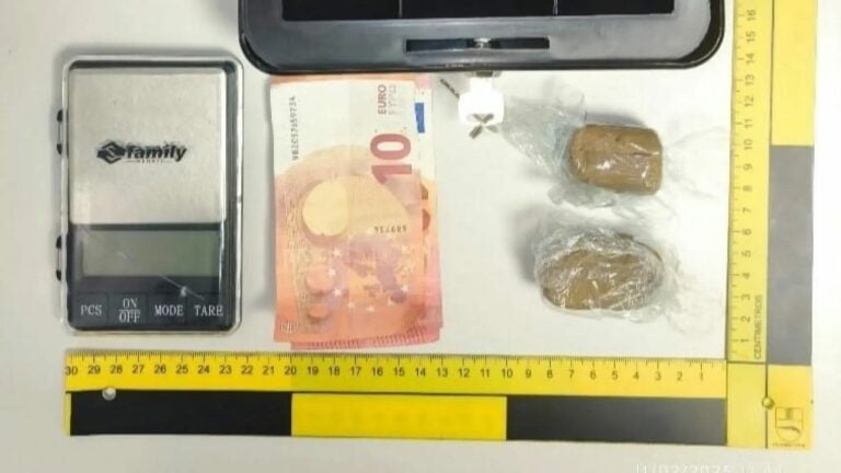 Dos jóvenes de 21 y 19 años detenidos en Ordes y Melide por tráfico de drogas