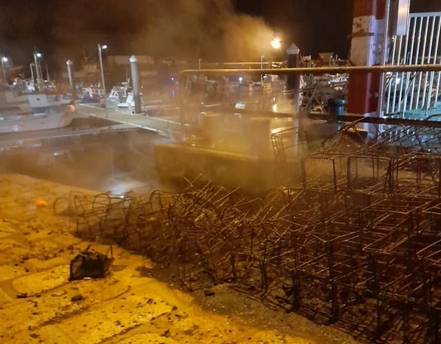 Un fuego calcina más de un centenar de nasas en Ribeira