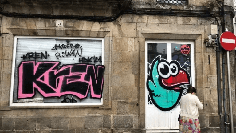 O PSOE compostelán reclama dilixencia na limpeza de pintadas e graffitis no espazo público