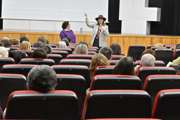 Mabel Lozano avoga pola abolición da prostitución nun auditorio padronés ateigado de público