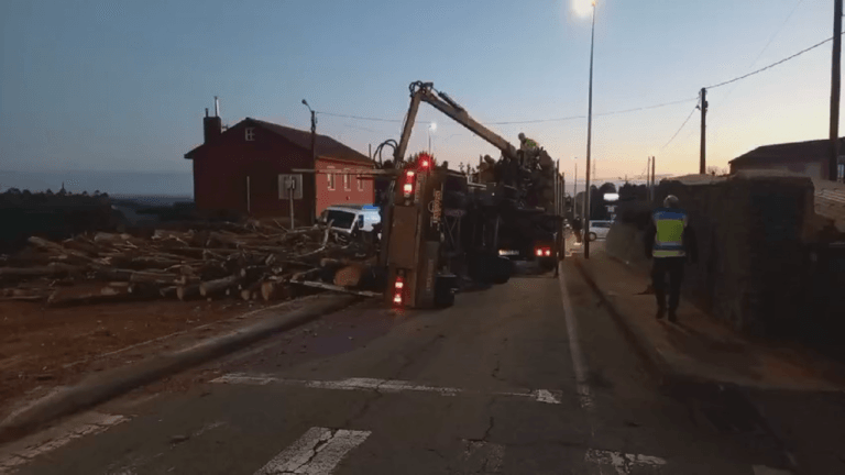 El vuelco de un remolque obliga a cortar la circulación en la N-550 a su paso por Ordes