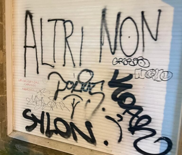 O PP de Santiago acusa ao BNG de permitir pintadas que danan o casco histórico
