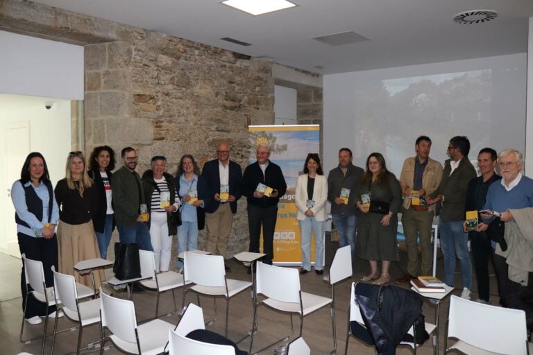 Antón Pombo presenta a primeira guía do Camiño da Ría de Muros Noia