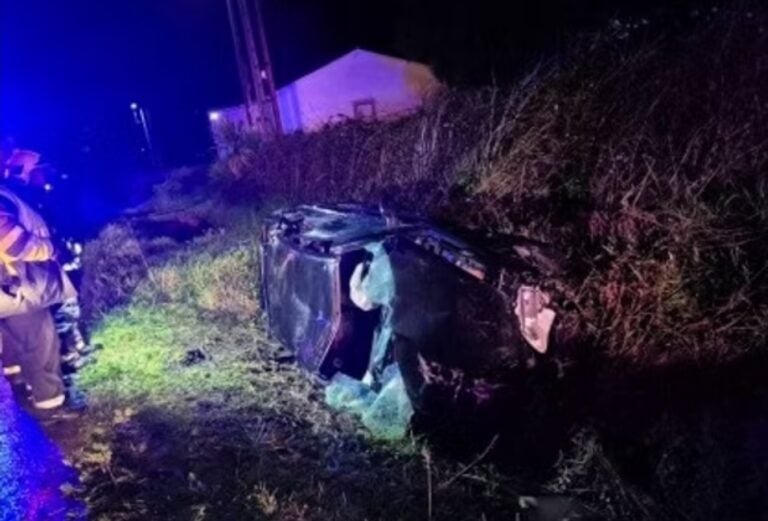 Los bomberos excarcelan a un conductor que se salió de la vía en Arzúa