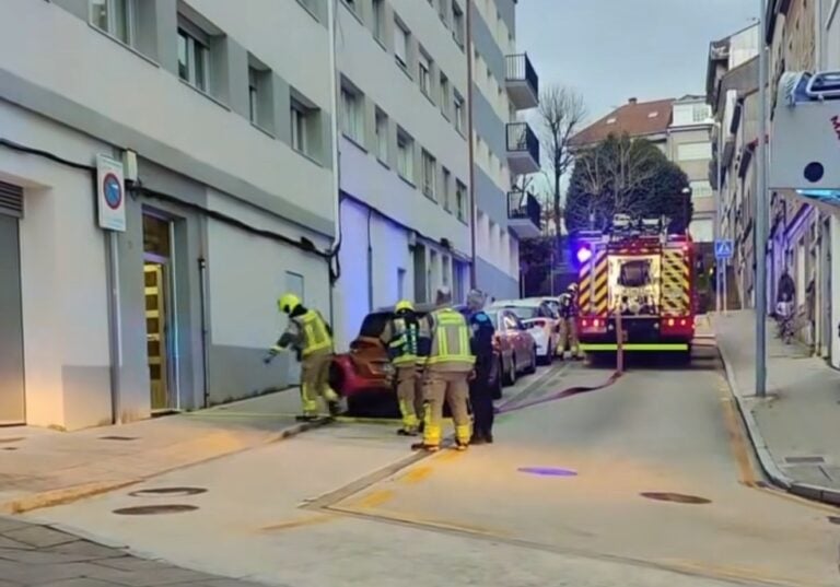 Un incendio en la rúa de Arzúa moviliza a los bomberos de Santiago