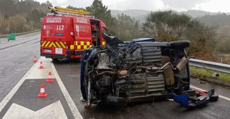 Un herido tras volcar su vehículo en la AC-544, entre Bertamiráns y Negreira
