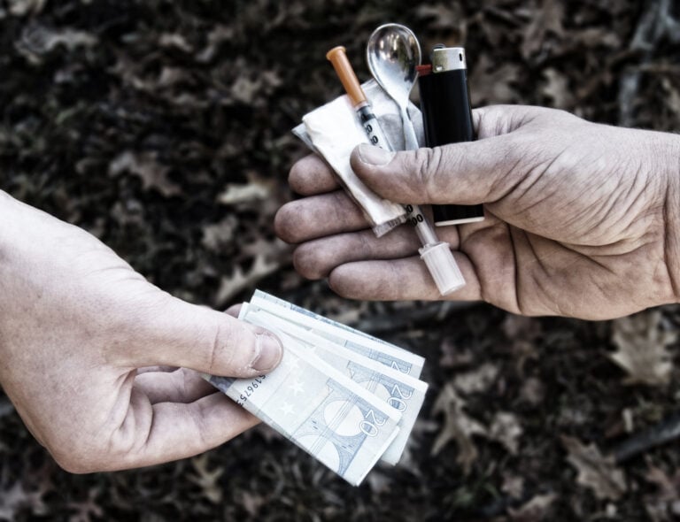 Denuncian un punto de venta de droga en la parroquia compostelana de Laraño