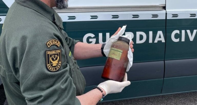 Retiran un envase de ácido pícrico potencialmente explosivo en Padrón