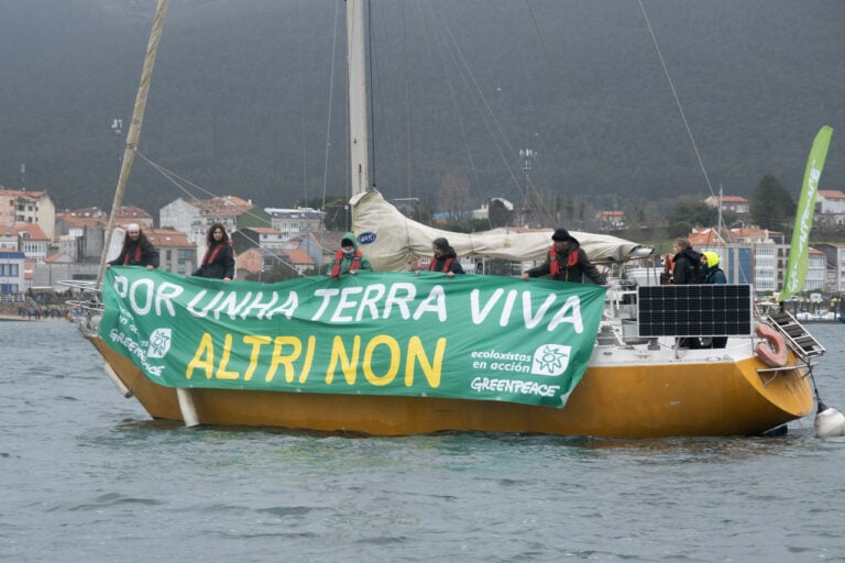 Máis de 50.000 persoas e 600 embarcacións protestan contra Altri