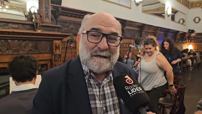 El Café Casino de Santiago revive su historia con visitas teatralizadas