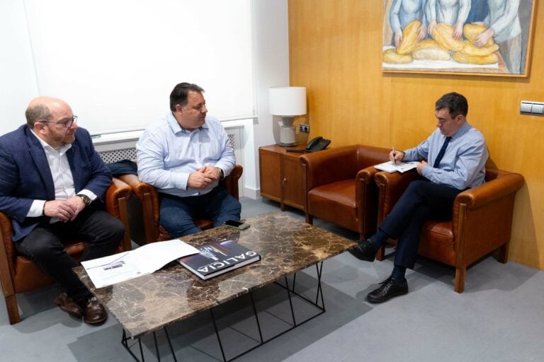 Educación e o Concello de Frades avalían actuacións para mellorar o colexio de Ponte Carreira