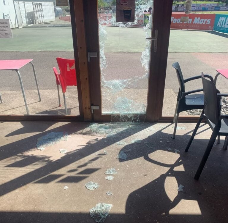 Indignación en Noia polo vandalismo na Piscina Municipal e no Campo Julio Mato