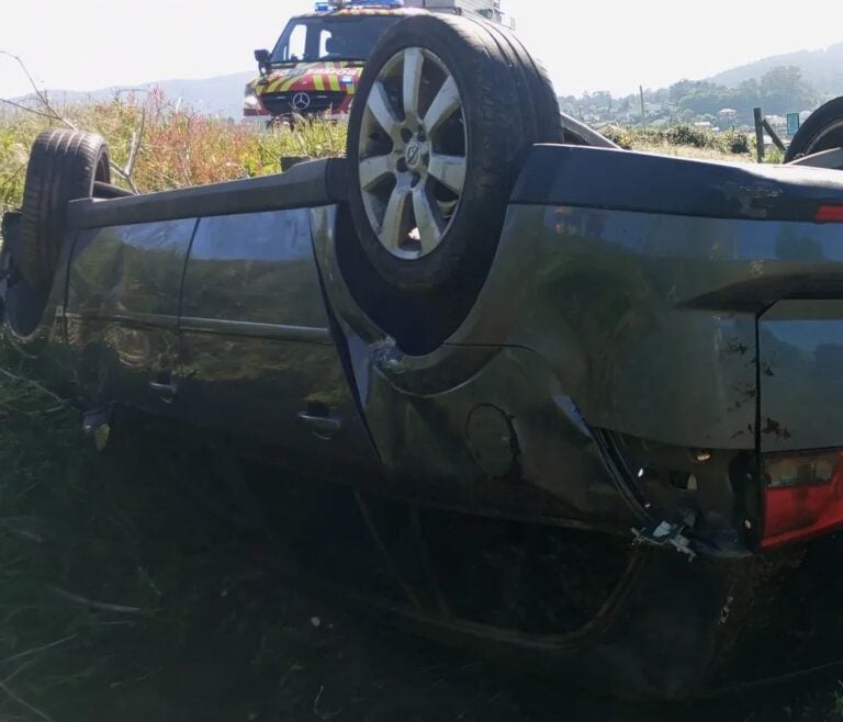 Aparece un coche volcado en Padrón sin rastro del conductor