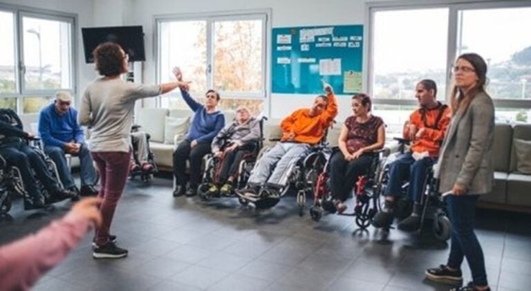 Historia de compromiso, resiliencia y amor incondicional: Carmen cuida de su primo con daño cerebral