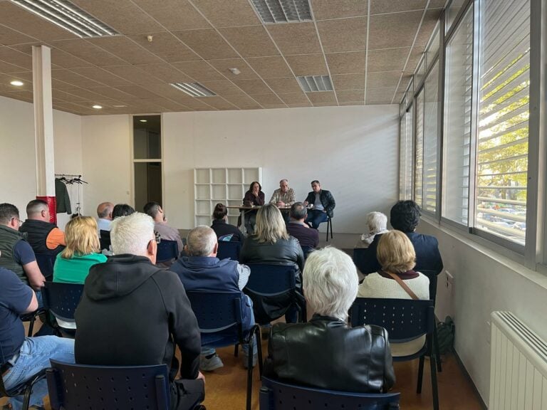 O Concello de Arzúa comprométese a mellorar o proxecto da rúa Calexa tras escoitar á veciñanza