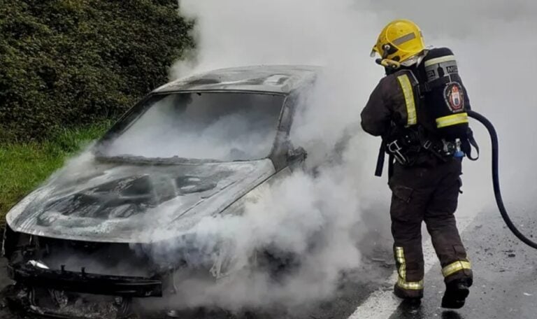 Arde un coche con cuatro personas a bordo en la AP-9 a la altura de Mesía, sin heridos