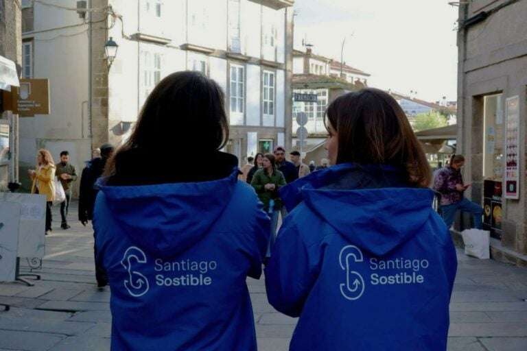 Santiago pon en marcha unha campaña a pé de rúa para mellorar o depósito de lixo