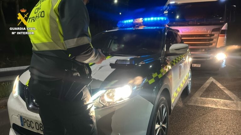 Detenido un camionero por circular a 168 Km/h en el corredor Santiago-Noia con una orden judicial pendiente