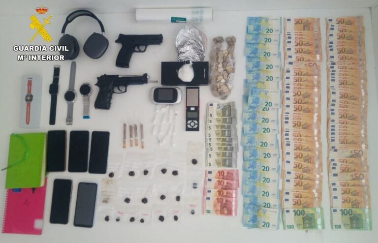 La Guardia Civil desmantela un punto de venta de drogas en Noia