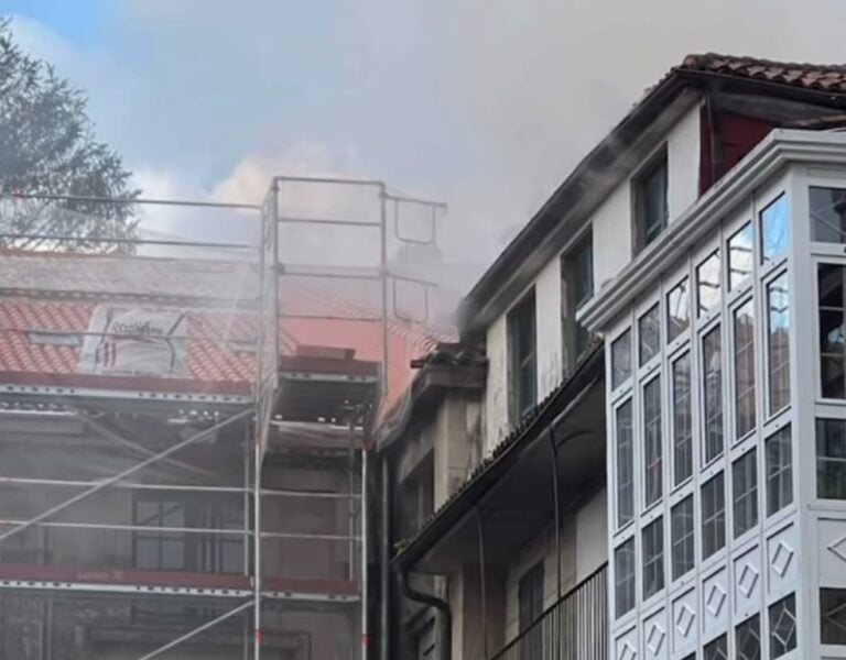 Incendio en un ático deshabitado del casco histórico de Santiago