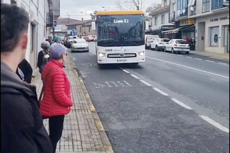 Máis prazas no bus de O Pino a Santiago tras a denuncia do alcalde en Radio Líder