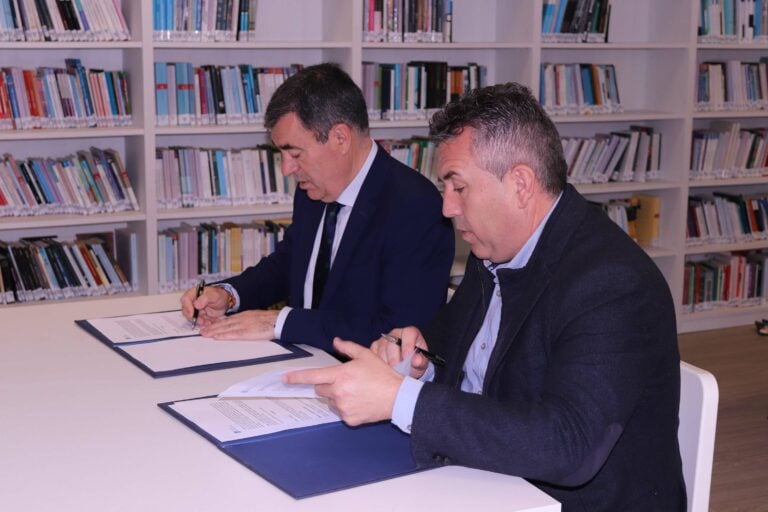 Brión e Educación asinan un convenio para mellorar o IES Brión e o CEIP Pedrouzos