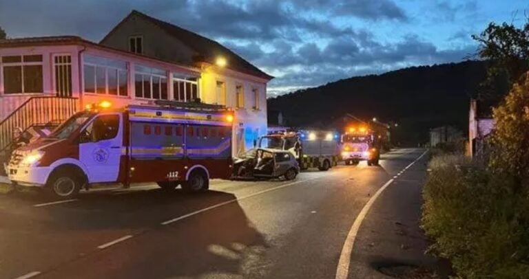 Un muerto y un herido al chocar un coche contra una casa en Outes