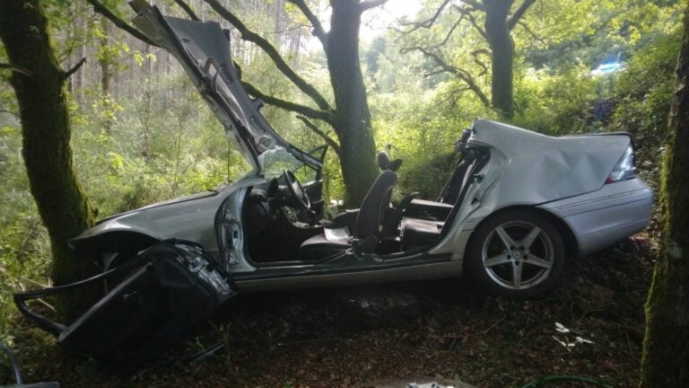 Fallece un conocido empresario de Melide al precipitarse su vehículo por un terraplén