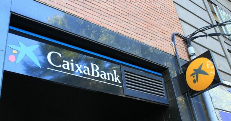 Atraco a mano armada en una sucursal de CaixaBank en Melide