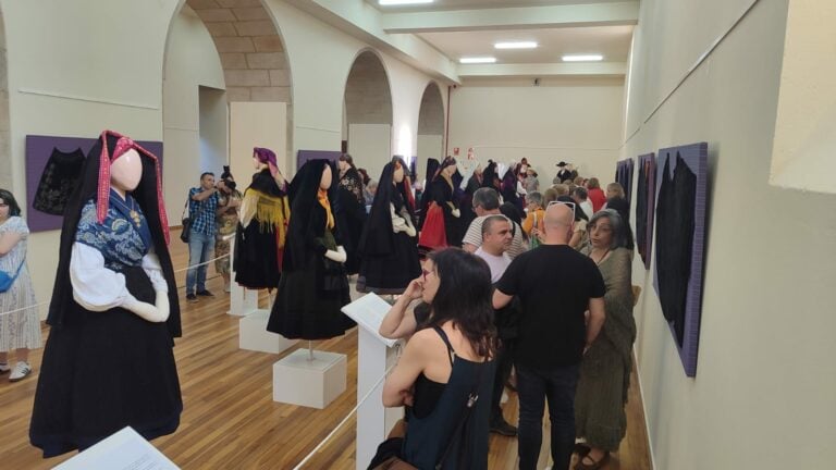 Aberta a exposición «O traxe popular galego» na hospedería de San Martín Pinario