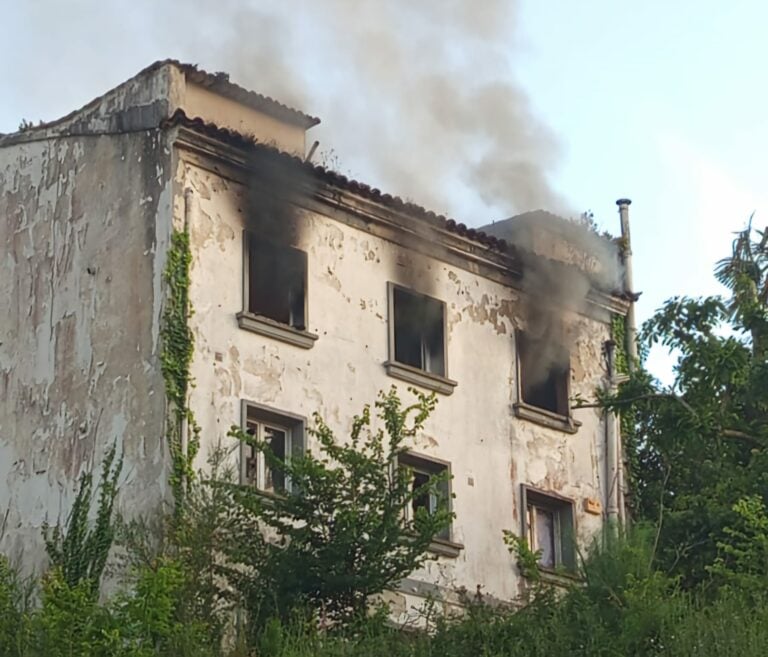 VIDEO | Un incendio calcina parte de una casa abandonada a pocos metros de la Alameda