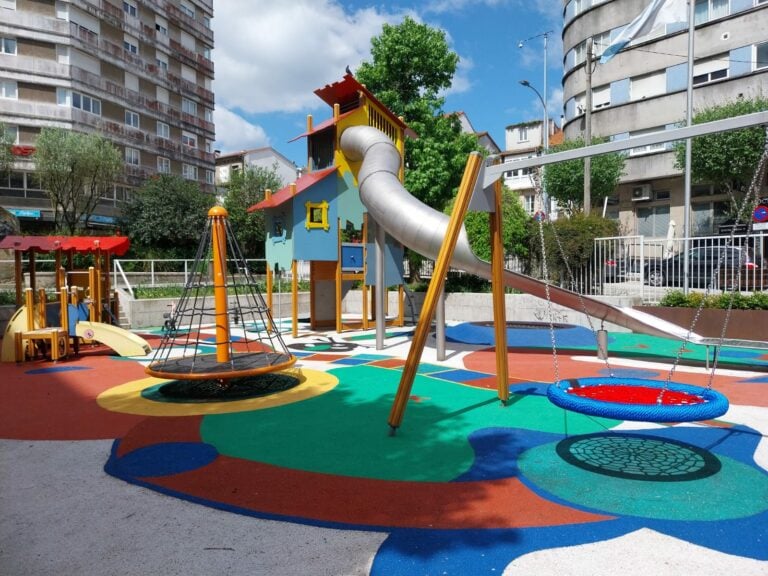 Os parques infantís das prazas de Galicia e Vigo reabren tras a súa posta a punto