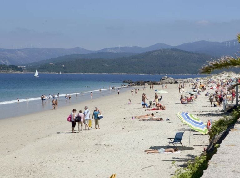 Un bañista rescata do mar a unha persoa en apuros en Porto do Son