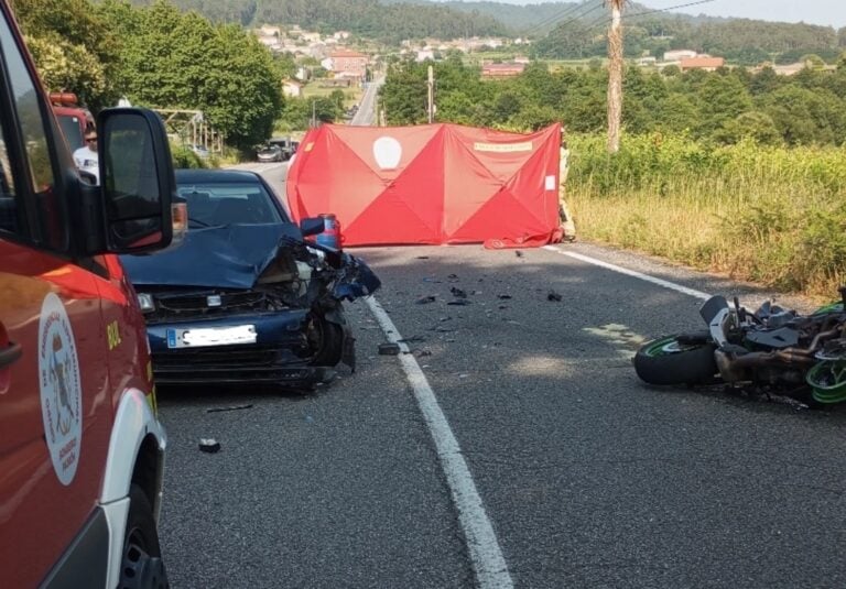 Un motorista fallece al colisionar contra un turismo tras adelantar en línea continua en Padrón