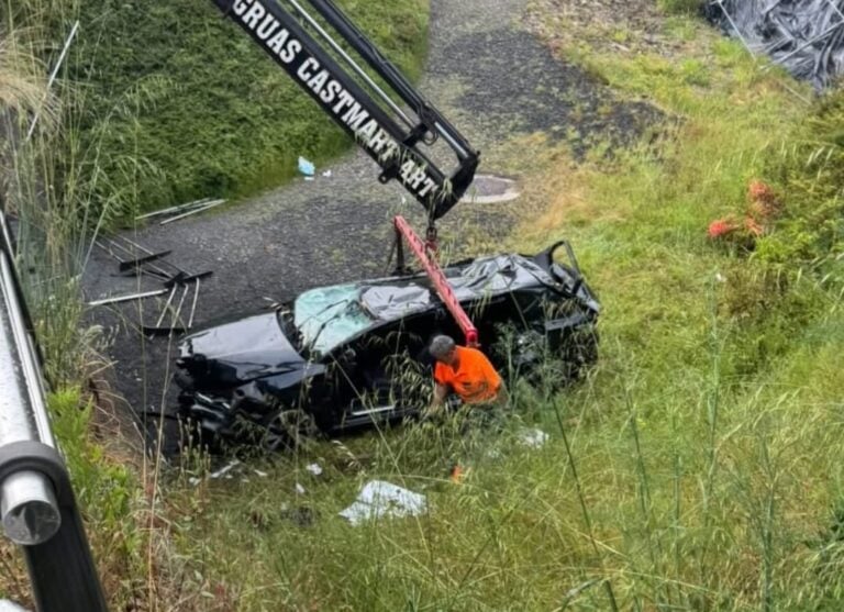 Herido grave al caer su coche desde una altura de tres metros en la rotonda de Pontepedriña