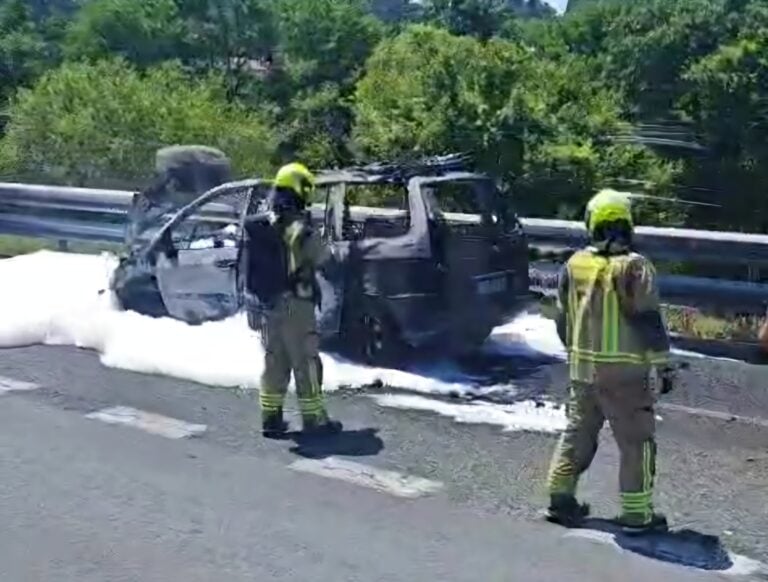 Arde un coche en la SC-20 a la altura de O Milladoiro sin causar heridos
