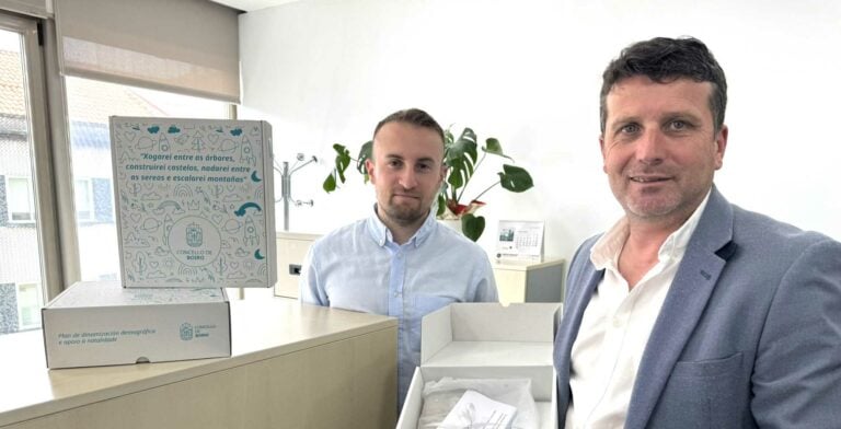 Boiro entrega caixas agasallo ás familias con bebés nados en 2025