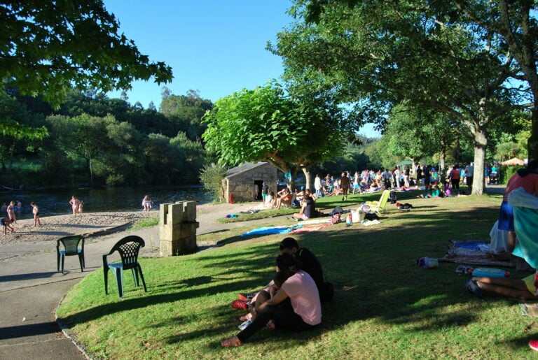 Abren as piscinas municipais descubertas de Ames e maila praia fluvial de Tapia
