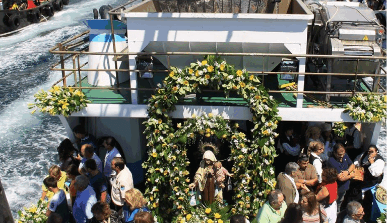 Cinco personas rescatadas tras volcar su lancha en la procesión del Carmen de Boiro