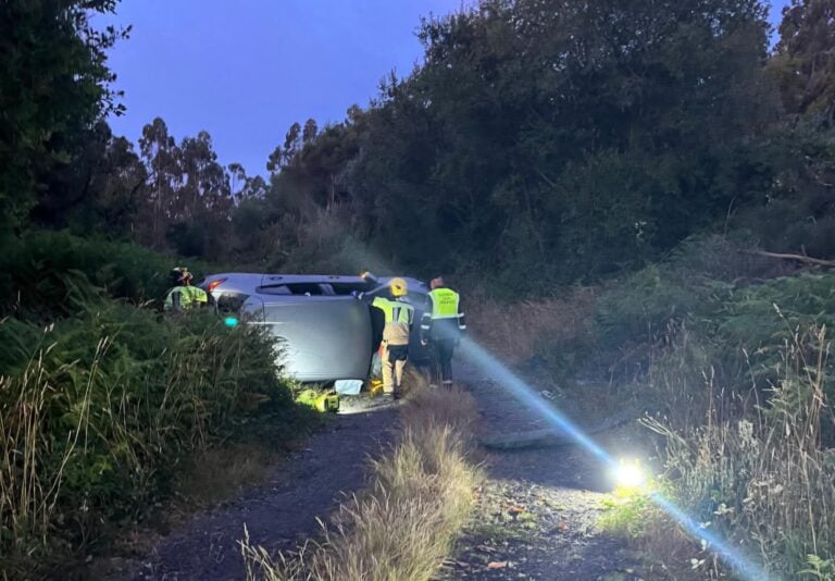 Tres heridos en un aparatoso accidente en el corredor de Noia, a la altura de Rois