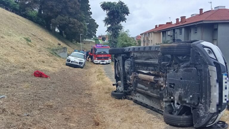 Olvida el freno de mano y el coche se precipita por una pendiente en Teo