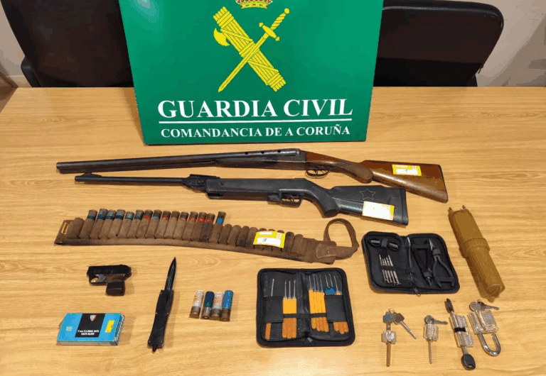 Detenidos en Ames dos implicados en el robo con armas de una vivienda habitada en Rois